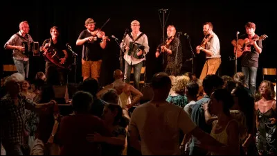 Dans quel département se tient ce festival de danses traditionnelles appelé "Le Grand Bal de l'Europe", non loin de Moulins ?