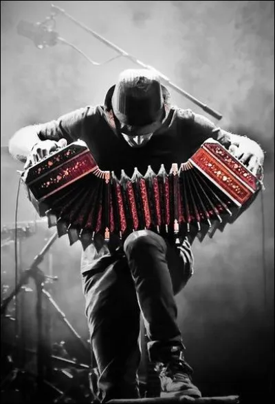 À quel interprète doit-on les paroles "Dans les bals populaires, quand l'accordéon joue..."