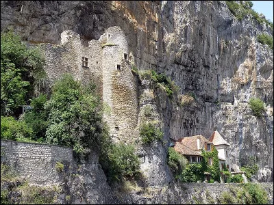 En rapport avec la musique♫♫♪♫♫ ou les chèvres, et l'on connaît la commune pour sa grotte ornée de peintures rupestres datées d'au moins 25 000 ans. Où est-elle située ?