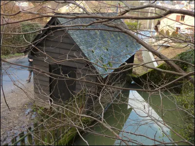 Pour un endroit boisé de ..., parfois aux longs tronc minces et à l'écorce lisse. Selon l'étymologie, nous aurons la commune de...