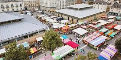 Ville : Quel est le nom de cette place où se tient un marché créé en 1622 ?
