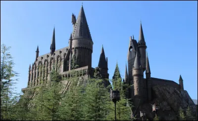 Comment s'écrit le nom de l'école de Harry ?