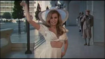 Elle joue le rôle-titre dans "Myra Breckinridge" ; son personnage revient d'Europe et se rend à Hollywood : qu'a-t-il connu au début du film ?