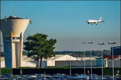 De quelle préfecture la ville de Mérignac accueille-t-elle l'aéroport ?