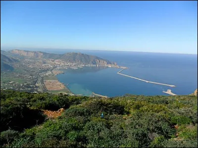 Dans quel pays du Maghreb se trouve Mers el-Kébir, ancienne base navale française ?