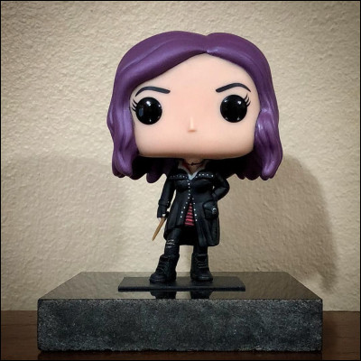 Qui est cette jeune femme aux cheveux violets ?