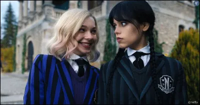 Avec qui Mercredi s'est-elle mis en couple ?