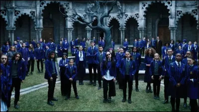 Qui présente l'établissement à Mercredi ?