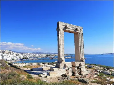 Géographie : Quelle île de la mer Egée est la plus grande de l'archipel des Cyclades ?
