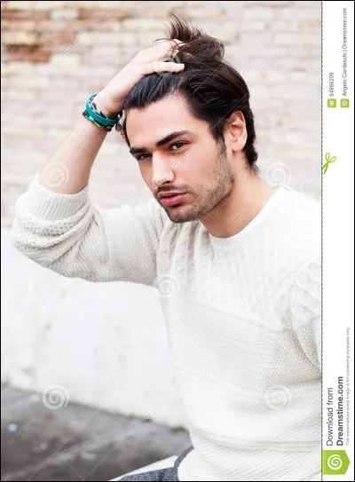 Se passe-t-il la main dans les cheveux quand il te voit ?