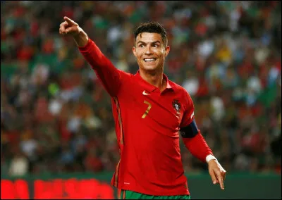 Lequel de ces célèbres joueurs de football est d'origine portugaise ?