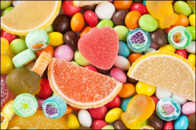 J'ai un goût sucré
J'ai beaucoup de saveurs
Je peux être grand ou petit
Je suis servi aux anniversaires
Qui suis-je ?