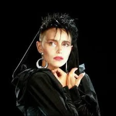 Cette chanson fut classée à la 1ère place.
Qui a chanté "Johnny, Johnny" ?