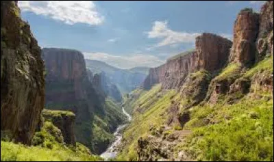 L - Le "Lesotho" est un petit pays enti&egrave;rement enclav&eacute; dans le territoire de l'Afrique du Sud.