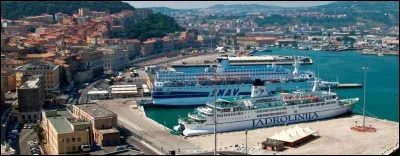 I - Anc&ocirc;ne est une ville portuaire "italienne" situ&eacute;e au bord de la M&eacute;diterran&eacute;e.