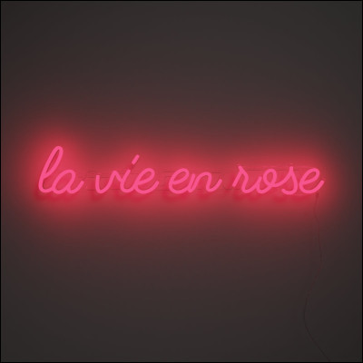 Elle a charmé beaucoup de monde par sa voix en chantant "La vie en rose".