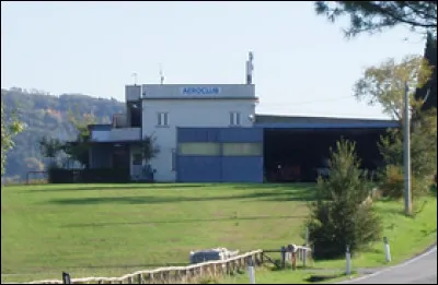 Un seul de ces pays possède un aérodrome. Lequel ?