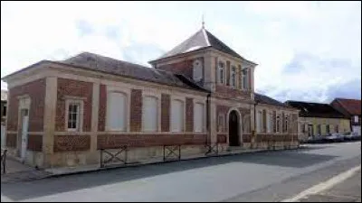 Ancienne commune des Hauts-de-France, dans l'arrondissement de Péronne, Étinehem se situe dans le département ...