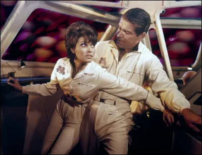 Après des rôles de figuration, elle est la tête d'affiche dans un film de science-fiction de Richard Fleischer. Quel est le titre de ce film dans lequel les personnages sont miniaturisés pour être injectés à l'intérieur d'un corps humain ?