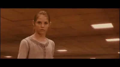 Une petite fille arrive et le chien s'apprête à se jeter sur elle. Que fais-tu ?