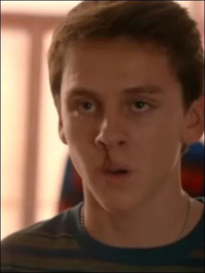 Quand Eli Moskowitz revient dans le dojo Cobra Kai avec une crête, de quelle couleur est sa crête ?