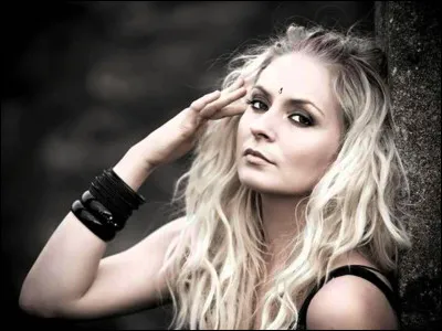 Mon premier est un mort-vivant.
Mon deuxième est le bruit du serpent.
Mon troisième est un parasite.
Mon quatrième n'est pas d'accord.
Mon cinquième est la première lettre du mot précédent trouvé.
Mon tout est une chanson d'Eivør Pálsdóttir.