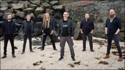 Mon premier n'est pas d'accord.
Mon deuxième vole en Angleterre.
Mon troisième est commun aux villes médiévales.
Mon tout est une chanson de Skálmöld.