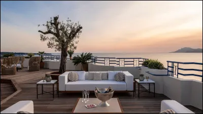 Dans quelle ville de la Côte d'Azur se situe le luxueux hôtel Martinez ?