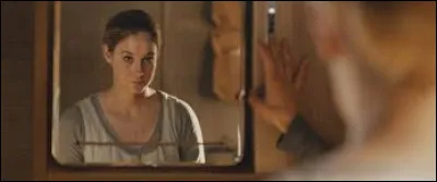 On te dit que tu n'as pas le droit de te regarder dans un miroir. Comme réagis-tu ?