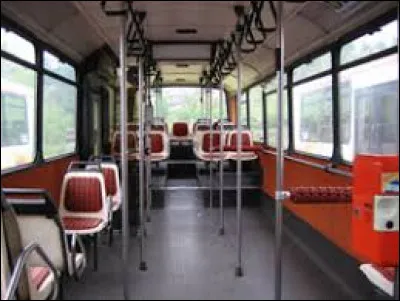 Tu es dans le bus. Une autre personne rentre et est obligée de rester debout car il n'y a plus de place. Que fais-tu ?