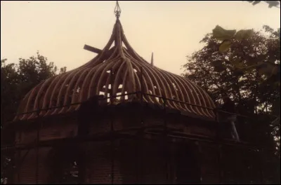 Vous avez choisi une forme particulière de charpente, le profil du comble semble avoir la forme d'un talon renversé !