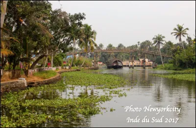 Quel est cet État indien en K couvert de forêts et traversé de canaux et de lagunes, surnommé "le pays de Dieu" ?