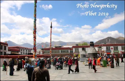 Quelle est cette ville en L, capitale de la région autonome chinoise du Tibet située à 3 650 m d'altitude, plus grand centre de pèlerinage du bouddhisme tibétain ?