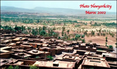 Quelle est cette ville O du Maroc, surnommée "la porte du désert" célèbre pour ses studios de cinéma en plein air ?