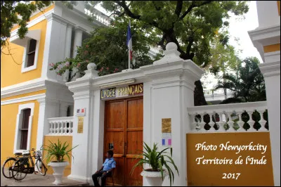 Quelle est cette ville en P du Sud-Est de l'Inde, capitale du Territoire du même nom qui a fait partie de l'histoire de France de 1673 à 1962 ?