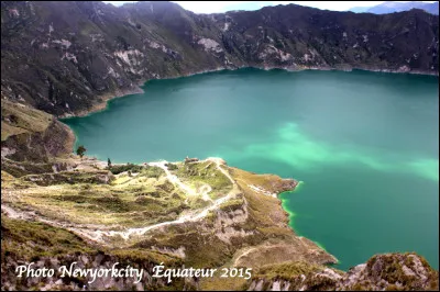 Quel est ce volcan en Q situé en Équateur culminant à 3 914 m et qui possède un lac en son cratère aux eaux turquoises ?