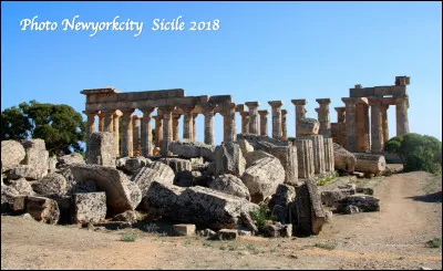 Quel est ce site archéologique en S, situé en Sicile, cité grecque datant du VIIe siècle avant J.-C. ?