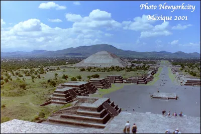 Quel est ce site archéologique en T de la ville de Mexico composé des plus grandes pyramides jamais construites par les Aztèques, cité datant de 200 ans avant J.-C. ?