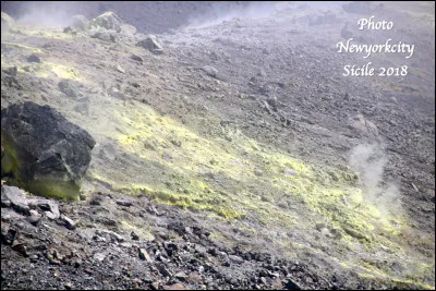 Quel est ce volcan en V, situé sur l'île italienne du même nom dans l'archipel des iles Éoliennes ?