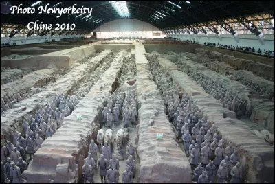 Dans quelle ville chinoise en X se trouve le site archéologique de "l'Armée de terre cuite" composée de 8 000 statues de soldats, de chevaux et de chars, armée du premier empereur de chine datant de trois siècle avant J.-C. ?
