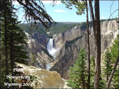 Quelle est cette chute en Y, située dans le parc national du même nom dans l'État du Wyoming aux États-Unis ?
