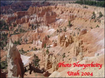 Quel est ce parc national en B, situé en Utah aux États-Unis, célèbre pour ses formations géologiques de roches coniques colorées ?