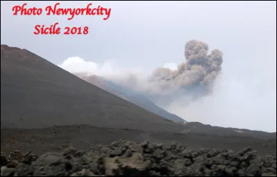 Quel est ce volcan en E, situé près de la ville de Catane en Sicile, volcan le plus actif d'Europe culminant à 3 357 mètres ?