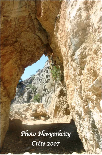 Quelle est cette gorge en I, située en Crête, un canyon de 11 kilomètres, ancien chemin muletier reliant deux villages ?