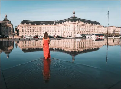 Il est né dans une ville connue pour sa place de la bourse et son miroir d'eau :