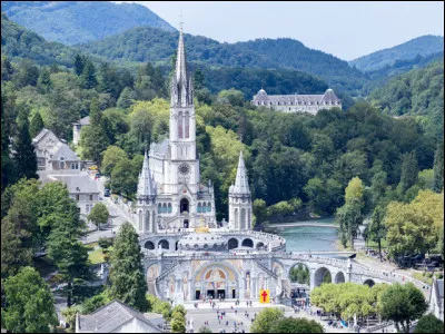 Région Occitanie : dans quel département la ville de Lourdes est-elle située ?