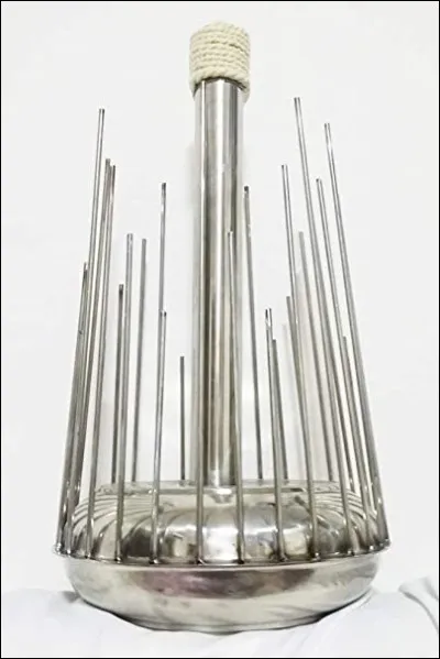 W - L'instrument de musique waterphone a été inventé par Richard Waters à la fin des années 1960.