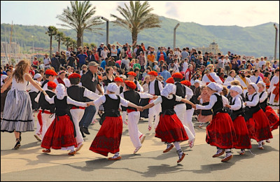 M - Le mutxiko est une danse traditionnelle du Pays basque.