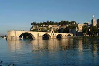 Quel est le nom de ce pont enjambant le Rhône et sur lequel on y danse, d'après la chanson ?