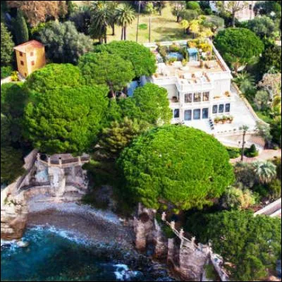 Quel groupe de rock a enregistré sur la Côte dAzur lalbum "Exile on Main St.", comprenant la chanson "Tumbling Dice" ?